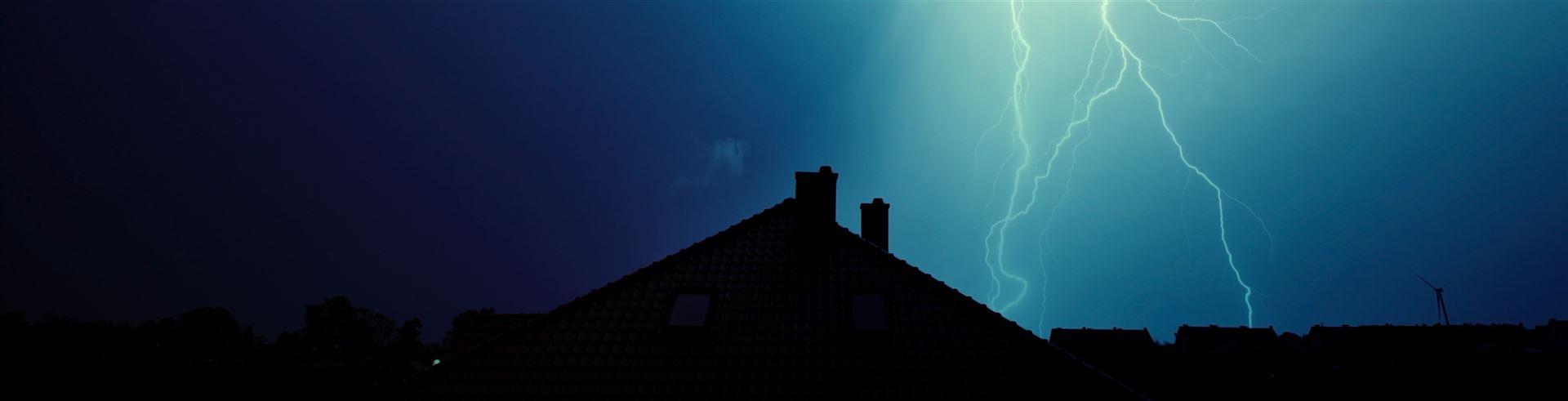 Blitz über Hausdach